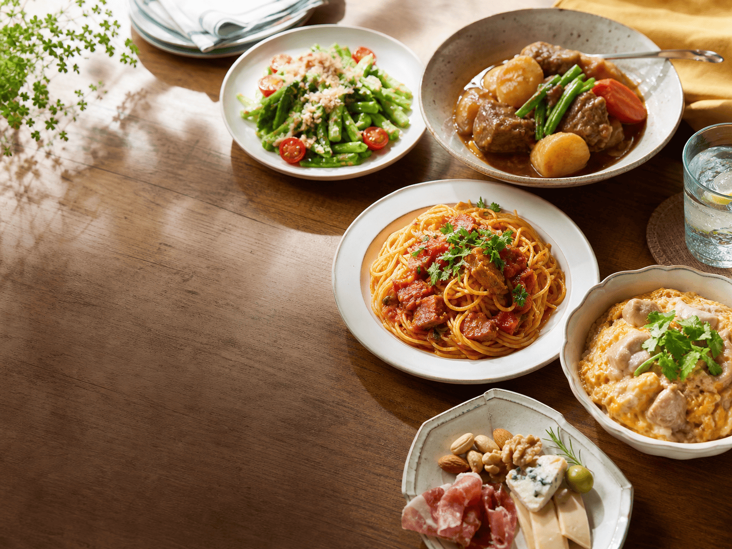 気分で選べる料理が並ぶ食卓